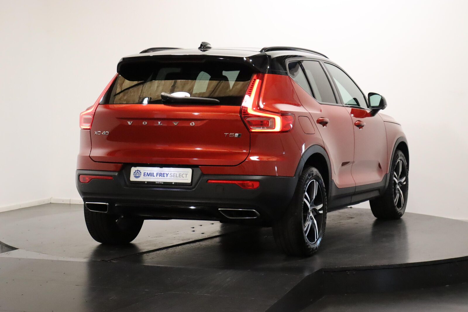 VOLVO XC40 2.0 T5 R-Design AWD, Benzin, Occasion / Gebraucht, Automatik - 4