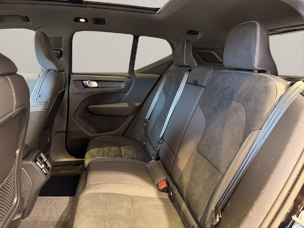 VOLVO XC40 2.0 B4 MH Ultimate Dark AWD, Mild-Hybrid Petrol/Electric, Second hand / Used, Automatic - 6