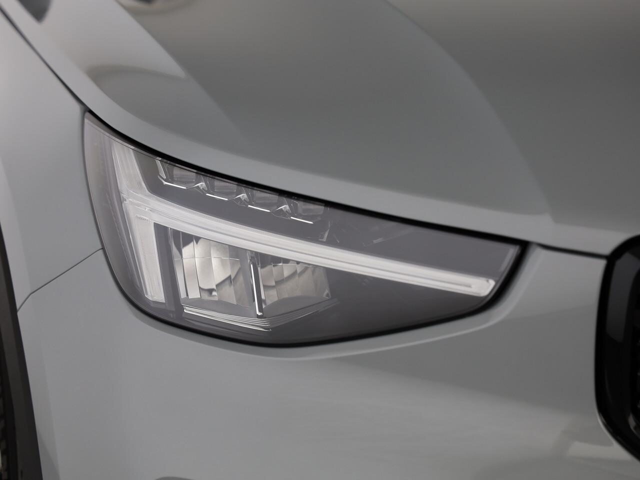 VOLVO XC40 2.0 B3 MH Plus Dark, Hybride Léger Essence/Électricité, Occasion / Utilisé, Automatique - 6