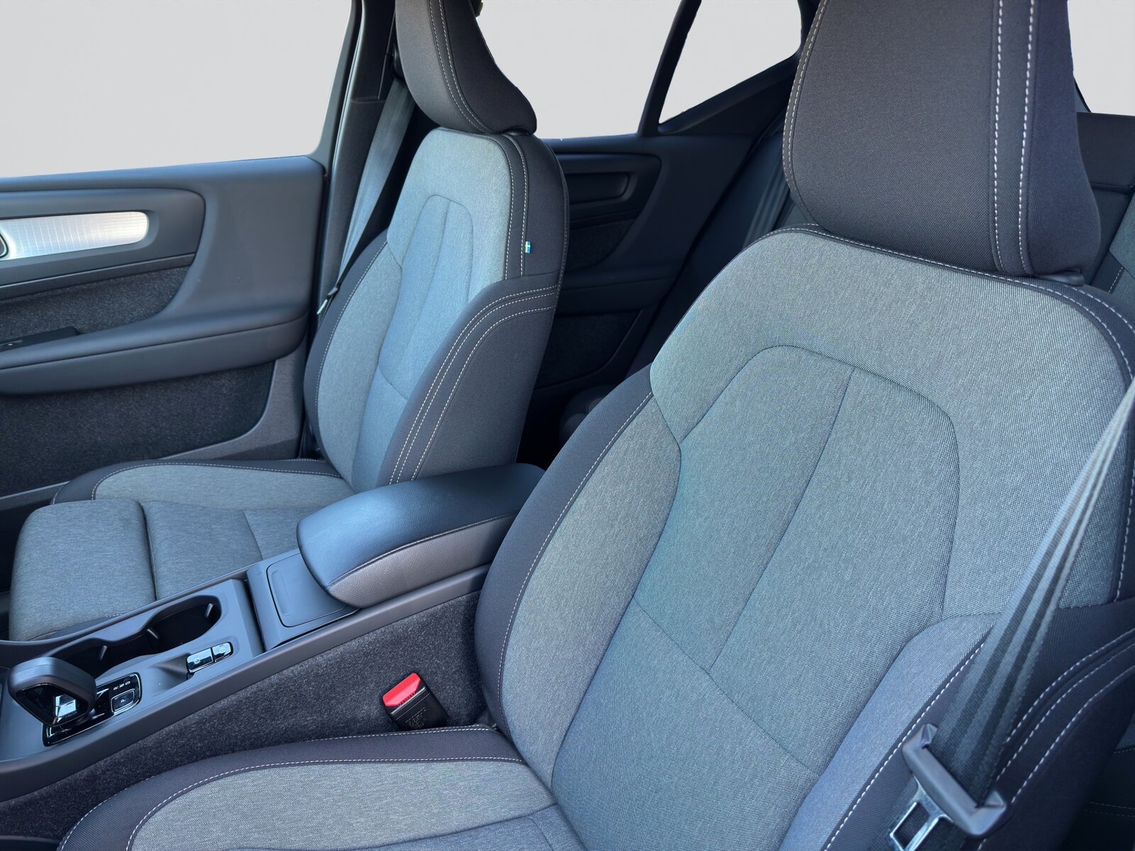 VOLVO XC40 B3 Benzin Mild Hybrid Core DCT, Mild-Hybrid Benzin/Elektro, Occasion / Gebraucht, Automatik - 7