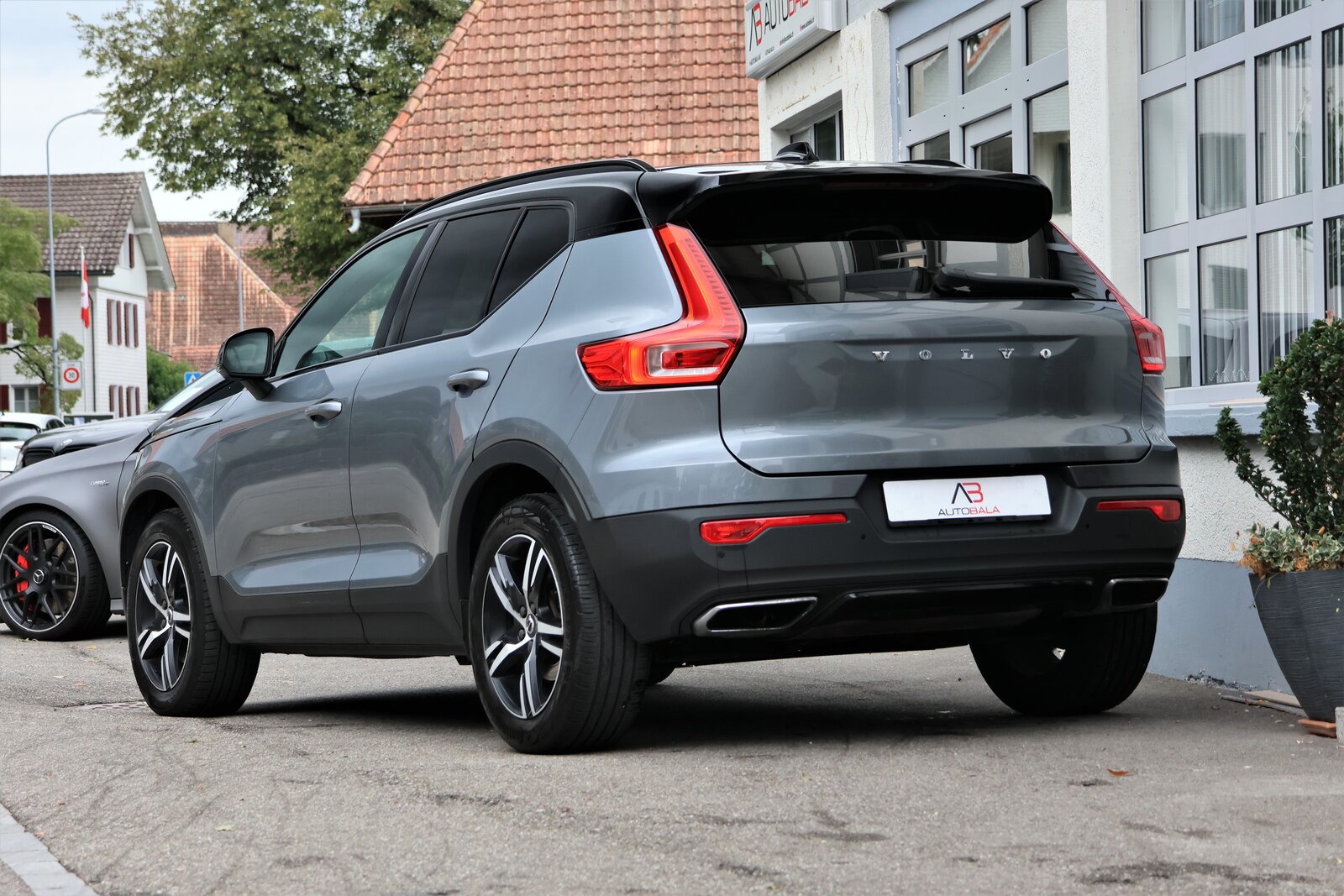 VOLVO XC40 D4 AWD R-Design Geartronic (CH) + 2.1T AHK, Diesel, Occasion / Utilisé, Automatique - 3
