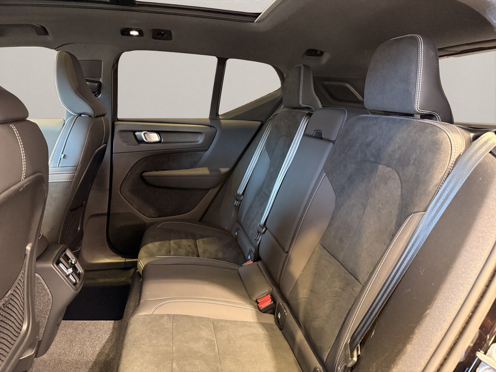 VOLVO XC40 2.0 B4 MH Ultimate Dark AWD, Mild-Hybrid Benzin/Elektro, Occasion / Gebraucht, Automatik - 7