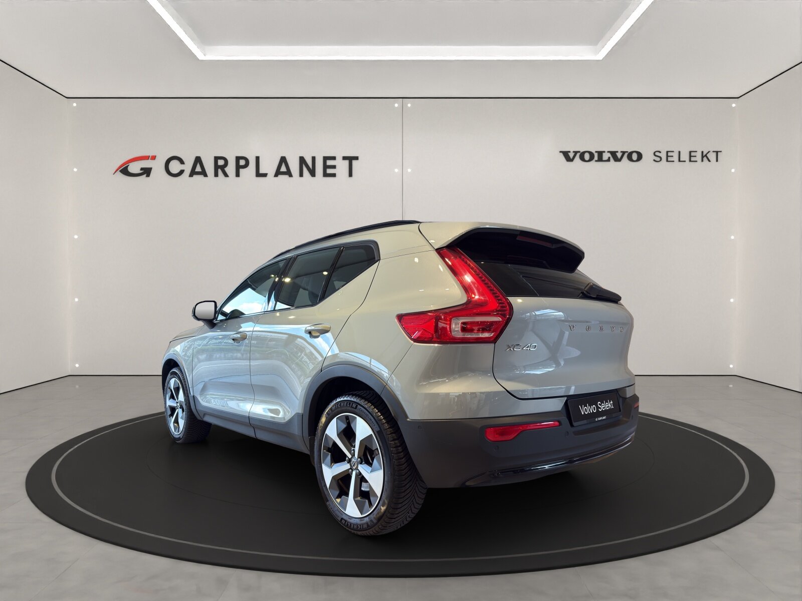 VOLVO XC40 2.0 B3 MH Plus Dark, Mild-Hybrid Benzin/Elektro, Occasion / Gebraucht, Automatik - 4