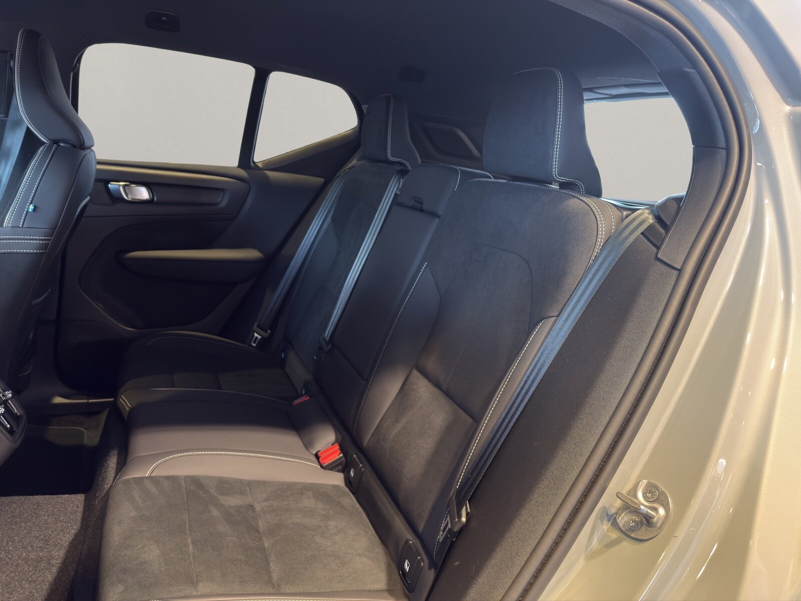 VOLVO XC40 2.0 B3 MH Plus Dark, Mild-Hybrid Benzin/Elektro, Occasion / Gebraucht, Automatik - 6