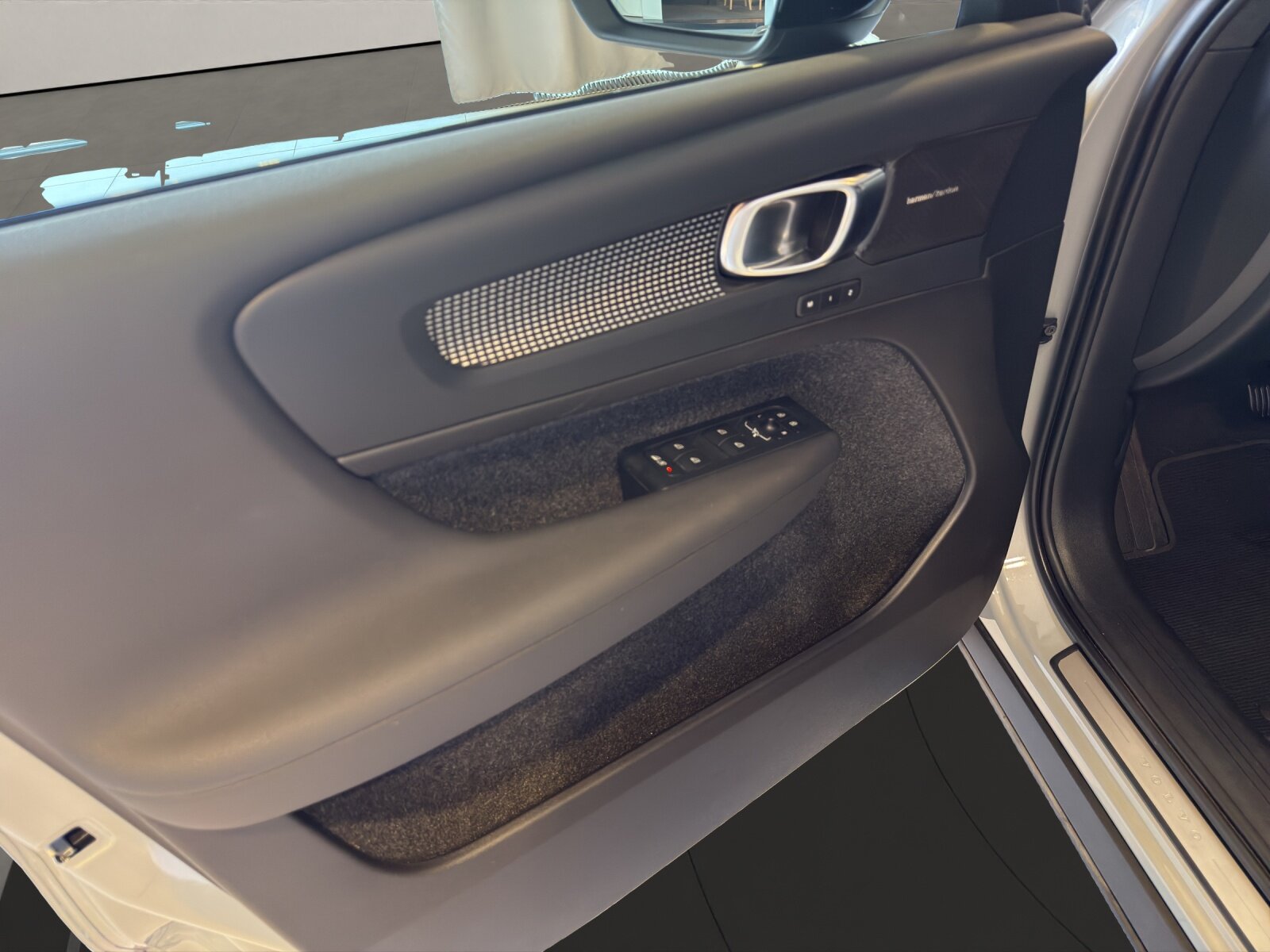VOLVO XC40 2.0 B3 MH Plus Dark, Mild-Hybrid Benzin/Elektro, Occasion / Gebraucht, Automatik - 7