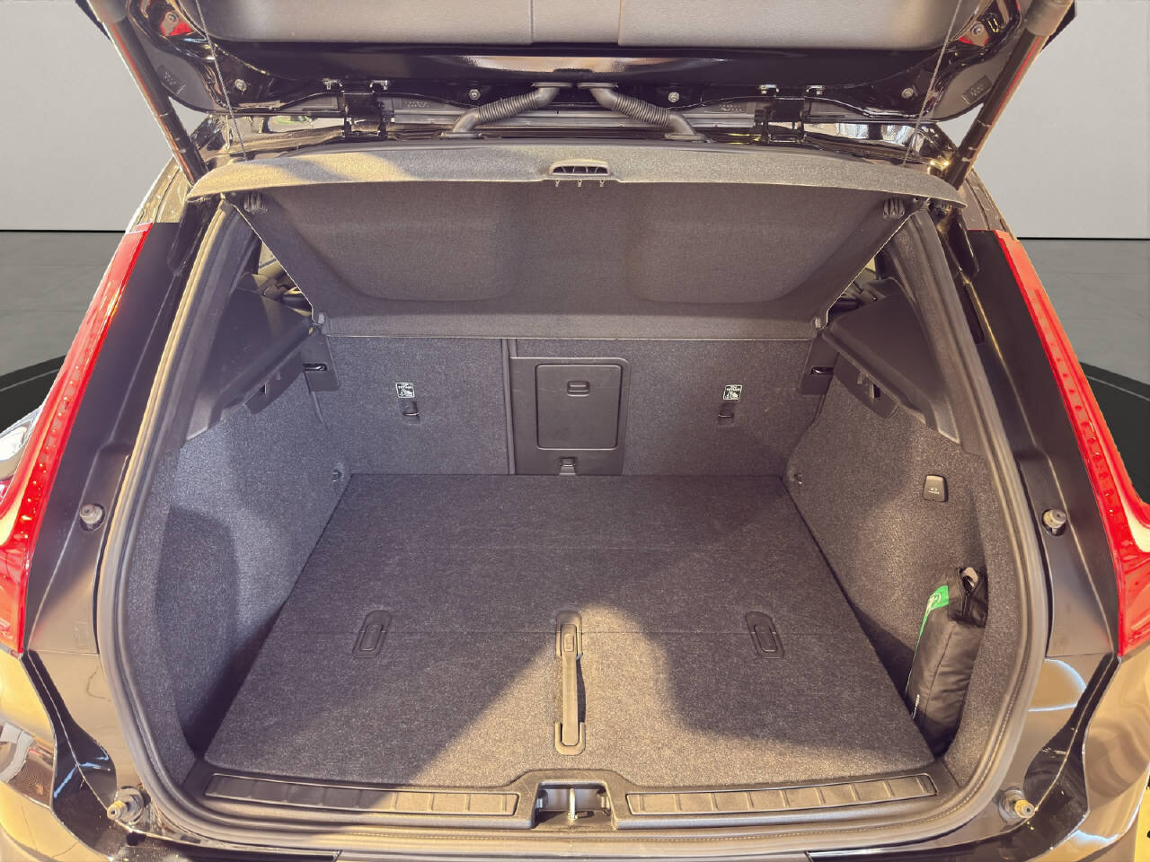 VOLVO XC40 2.0 B3 MH Plus Dark, Mild-Hybrid Benzin/Elektro, Occasion / Gebraucht, Automatik - 7