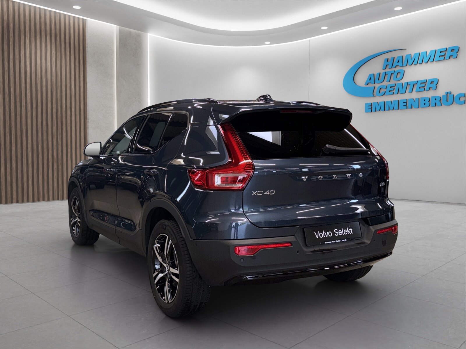 VOLVO XC40 2.0 B3 MH Plus Dark, Mild-Hybrid Benzin/Elektro, Occasion / Gebraucht, Automatik - 2