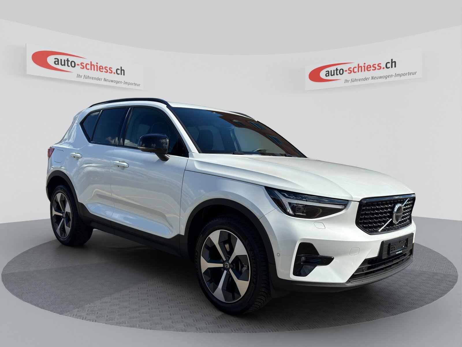 VOLVO XC40 B3 Benzin Mild Hybrid Plus Dark DCT