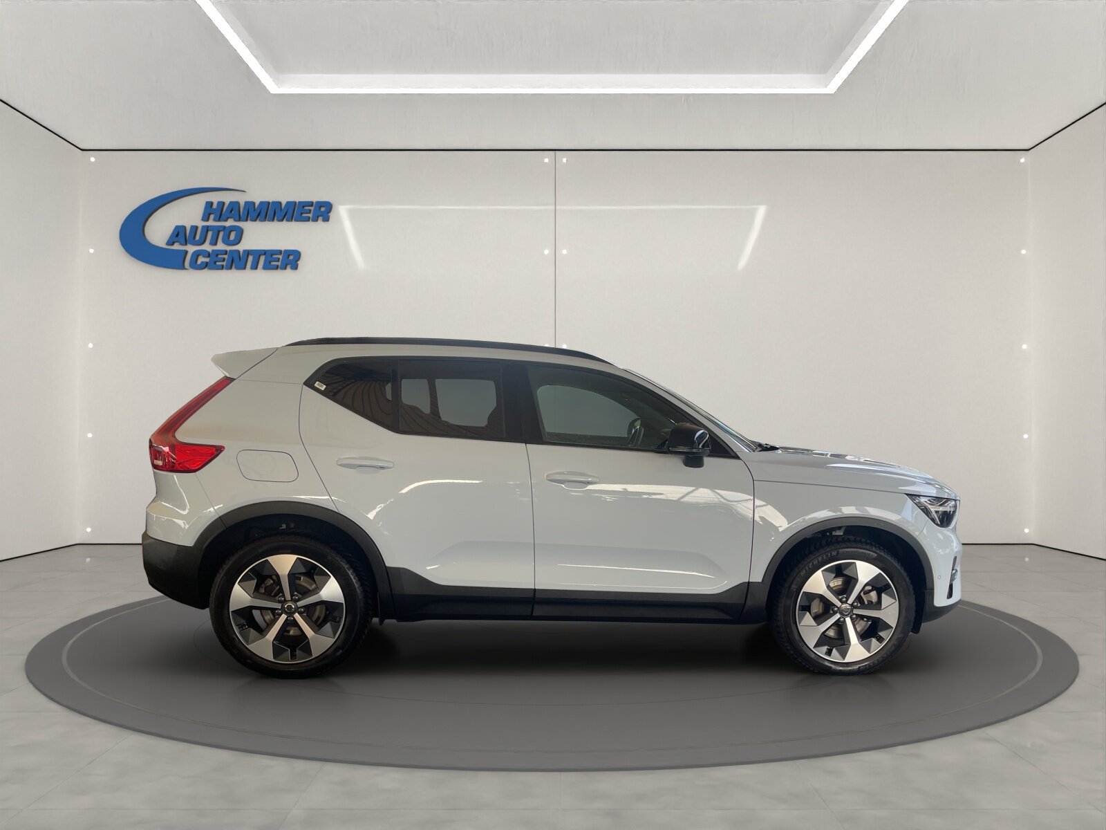 VOLVO XC40 2.0 B4 MH Plus Dark, Mild-Hybrid Petrol/Electric, Second hand / Used, Automatic - 3