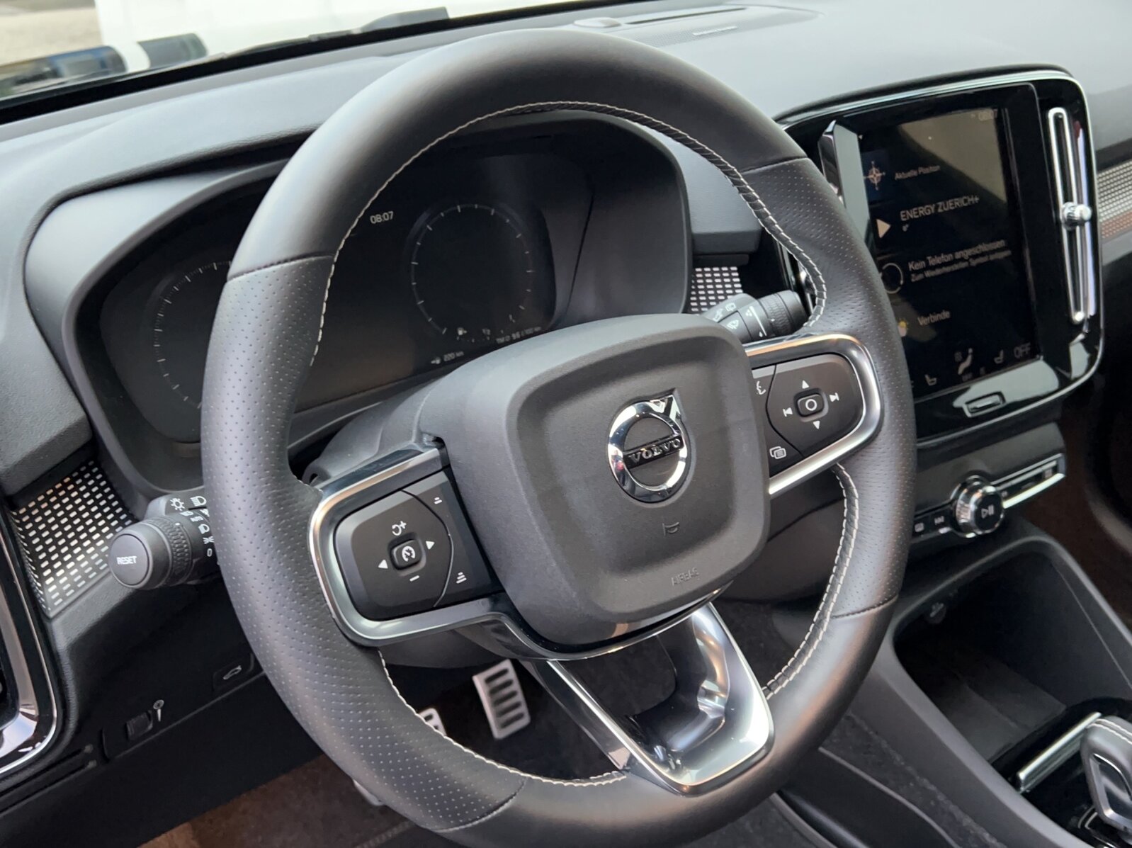 VOLVO XC40 2.0 B4 MH R-Design AWD, Mild-Hybrid Benzin/Elektro, Occasion / Gebraucht, Automatik - 4