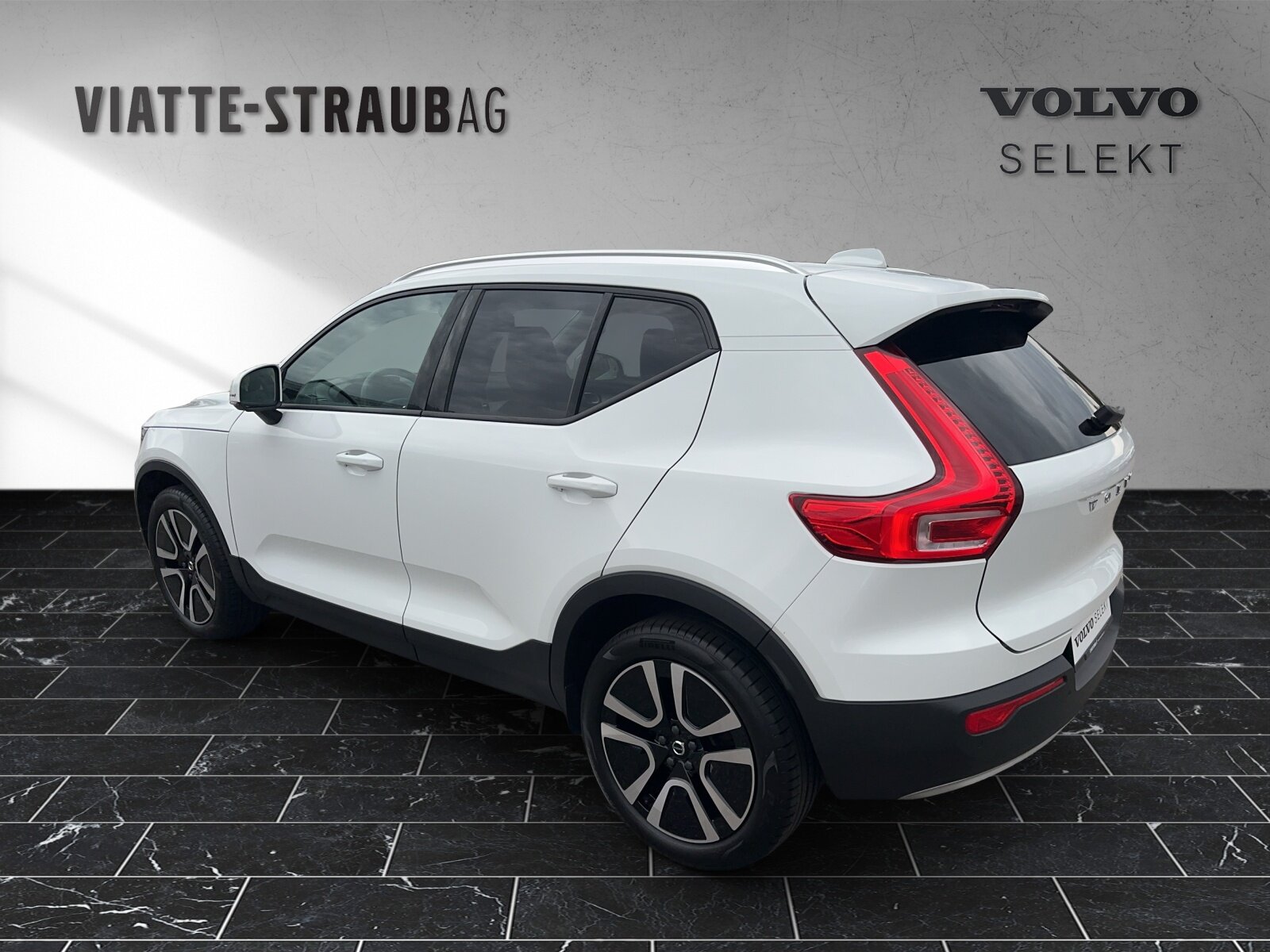 VOLVO XC40 2.0 B4 MH Momentum AWD, Mild-Hybrid Benzin/Elektro, Occasion / Gebraucht, Automatik - 2