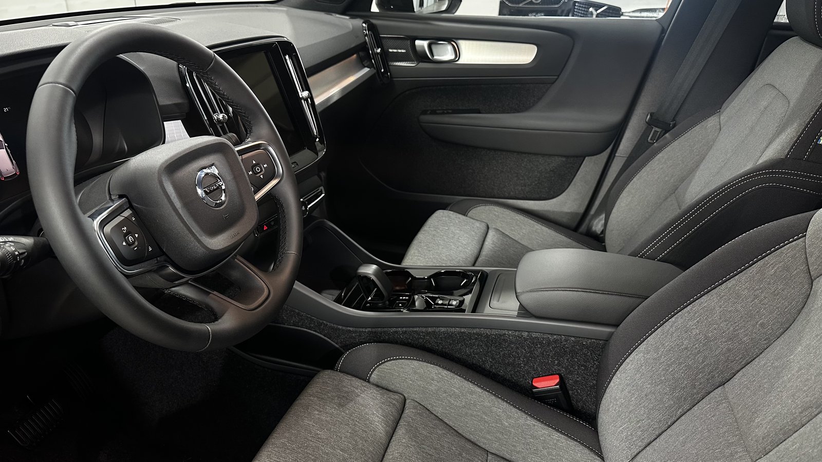 VOLVO XC40 2.0 B3 MH Plus Dark, Hybride Integrale Benzina/Elettrica, Auto dimostrativa, Automatico - 4