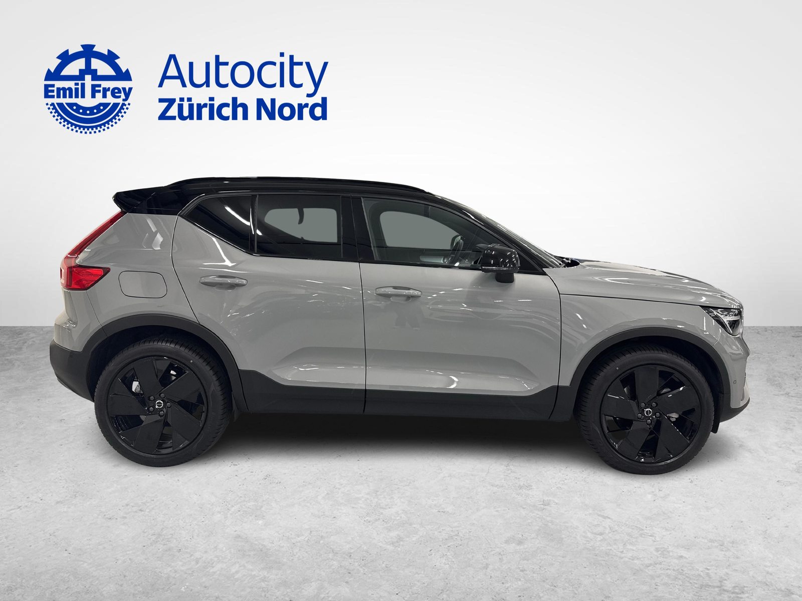 VOLVO XC40 2.0 B4 MH Black Edition, Mild-Hybrid Petrol/Electric, Ex-demonstrator, Automatic - 4