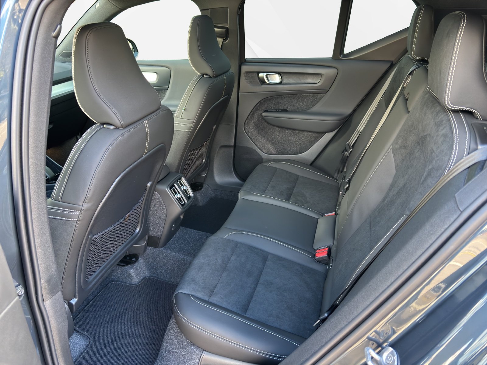 VOLVO XC40 2.0 B4 FWD MH Benzin Ultimate Dark, Mild-Hybrid Benzin/Elektro, Vorführwagen, Automatik - 5