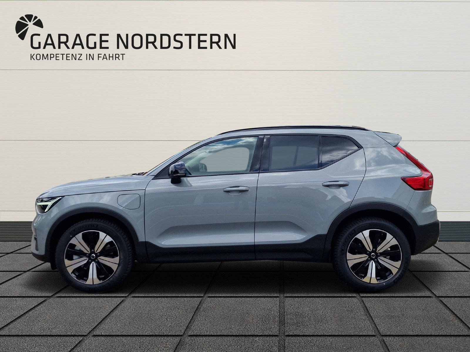 VOLVO XC40 1.5 T5 PiH Ultimate Dark, Plug-in-Hybrid Benzina/Elettrica, Auto dimostrativa, Automatico - 2