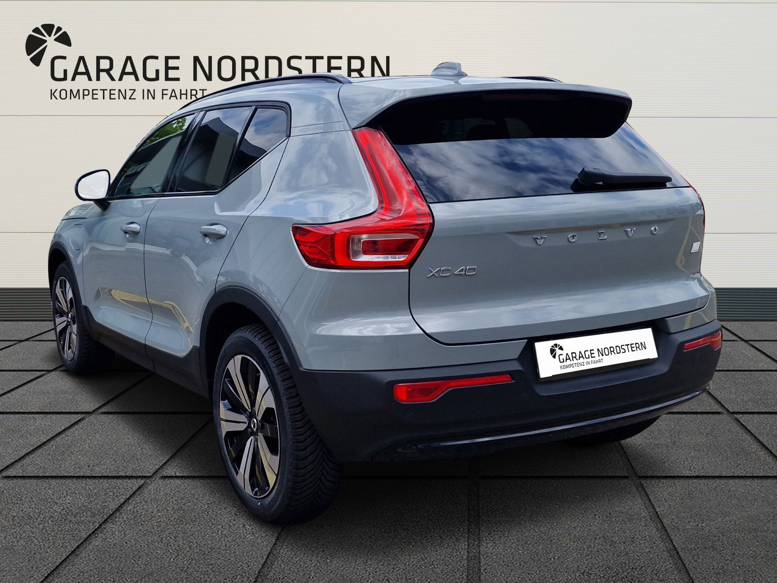 VOLVO XC40 1.5 T5 PiH Ultimate Dark, Plug-in-Hybrid Benzina/Elettrica, Auto dimostrativa, Automatico - 3