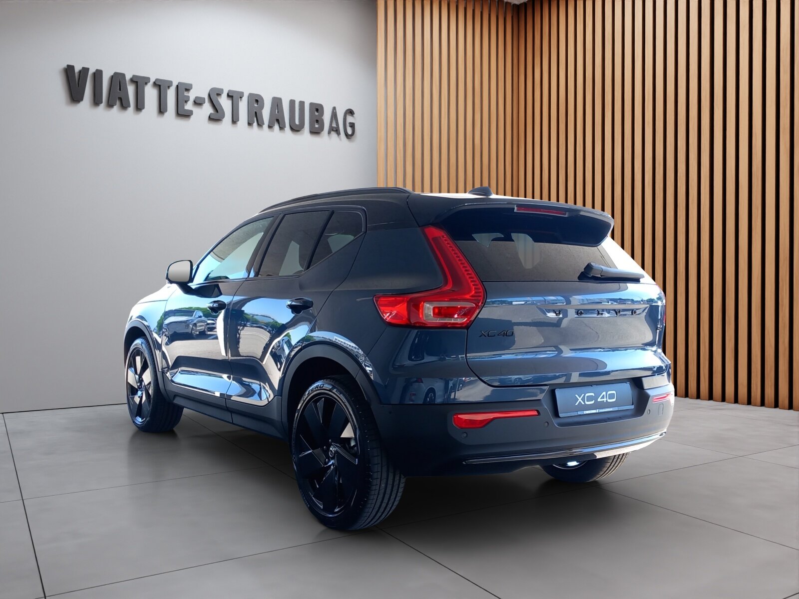 VOLVO XC40 2.0 B4 MH Black Edition, Mild-Hybrid Petrol/Electric, Ex-demonstrator, Automatic - 4
