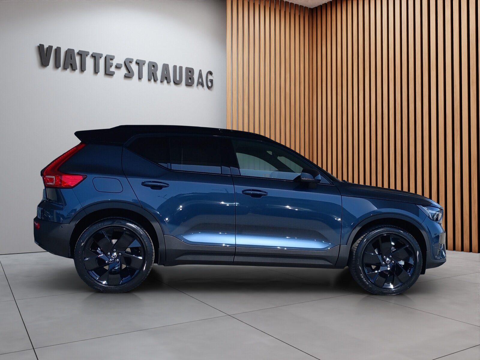 VOLVO XC40 2.0 B4 MH Black Edition, Mild-Hybrid Petrol/Electric, Ex-demonstrator, Automatic - 7