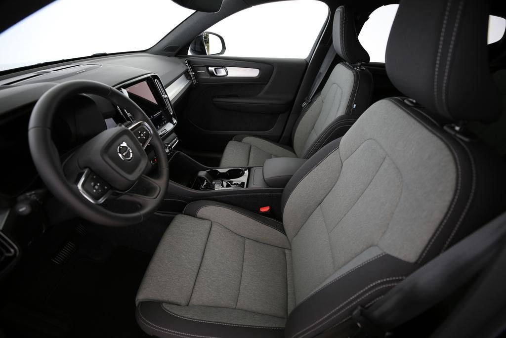 VOLVO XC40 2.0 B3 MH Plus Dark, Mild-Hybrid Petrol/Electric, Ex-demonstrator, Automatic - 7