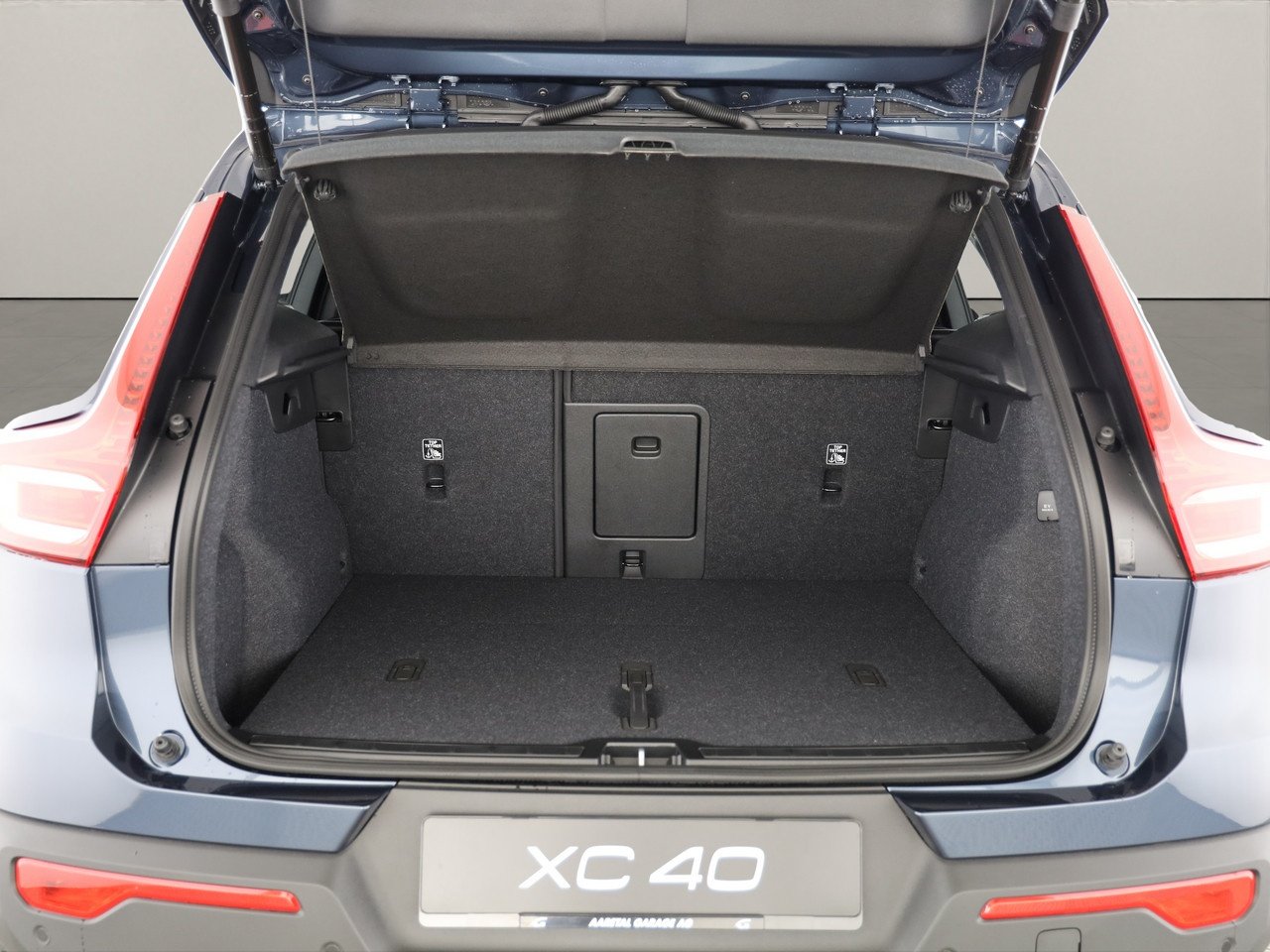 VOLVO XC40 2.0 B4 MH Ultra Dark, Mild-Hybrid Petrol/Electric, New car, Automatic - 4