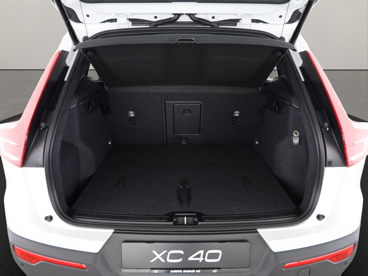 VOLVO XC40 2.0 B3 MH Plus Dark, Mild-Hybrid Petrol/Electric, New car, Automatic - 4