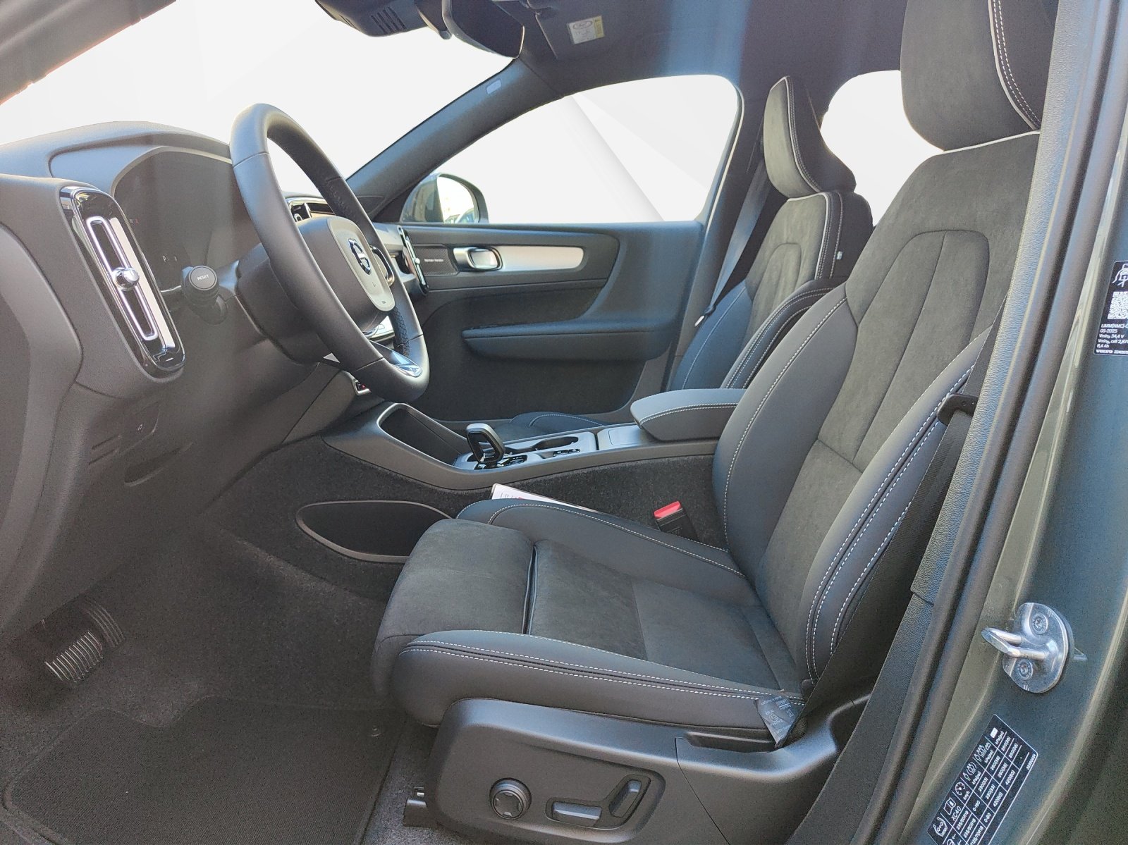 VOLVO XC40 2.0 B3 MH XCITE, Hybride Léger Essence/Électricité, Voiture nouvelle, Automatique - 4