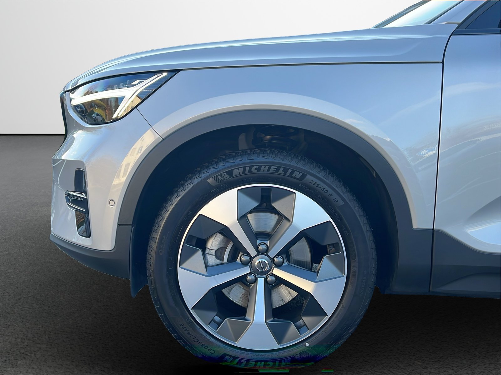 VOLVO XC40 2.0 B4 MH Plus Dark, Hybride Léger Essence/Électricité, Occasion / Utilisé, Automatique - 7