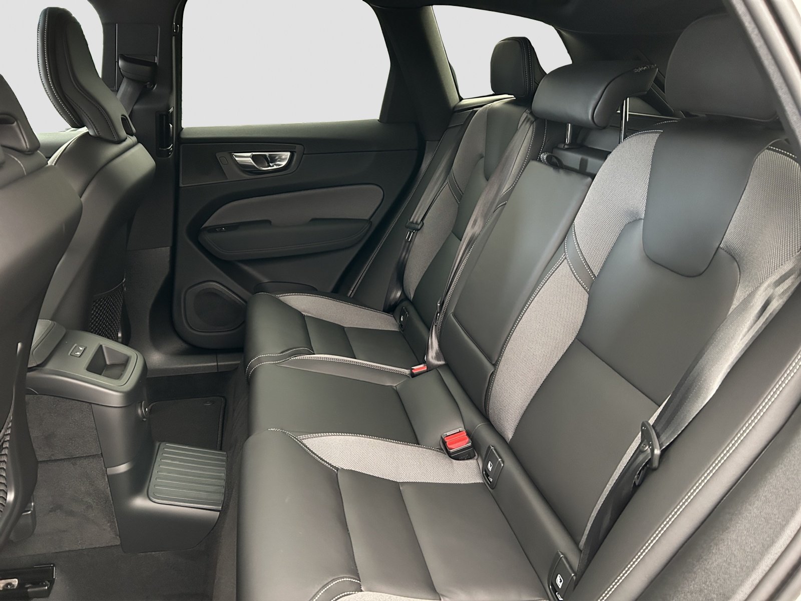 VOLVO XC60 T6 eAWD PluginHybrid Black Edition Geartronic - A, Plug-in-Hybrid Petrol/Electric, New car, Automatic - 7