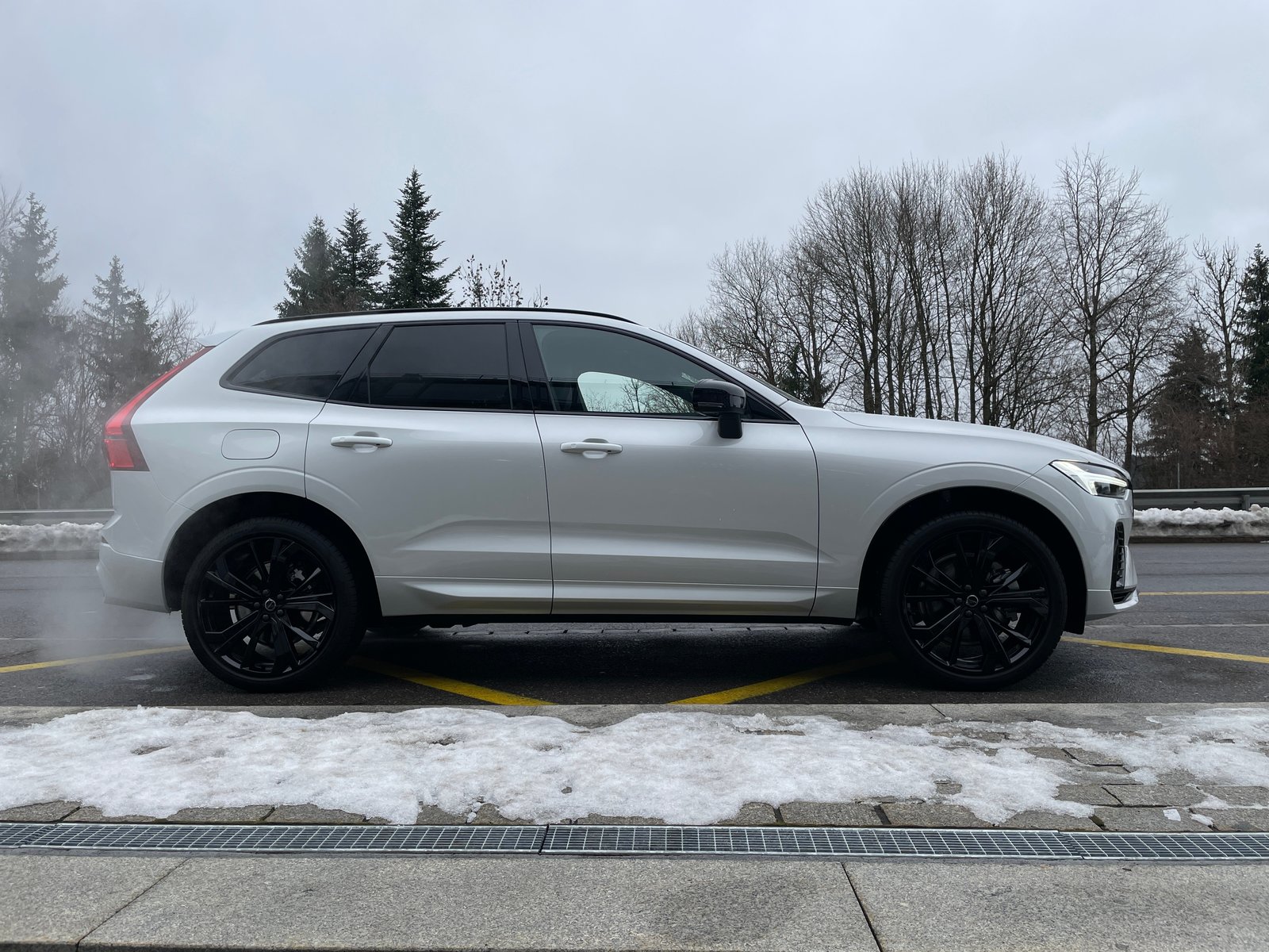VOLVO XC60 T6 eAWD PluginHybrid Black Edition Geartronic, Plug-in-Hybrid Benzin/Elektro, Neuwagen, Automatik - 4