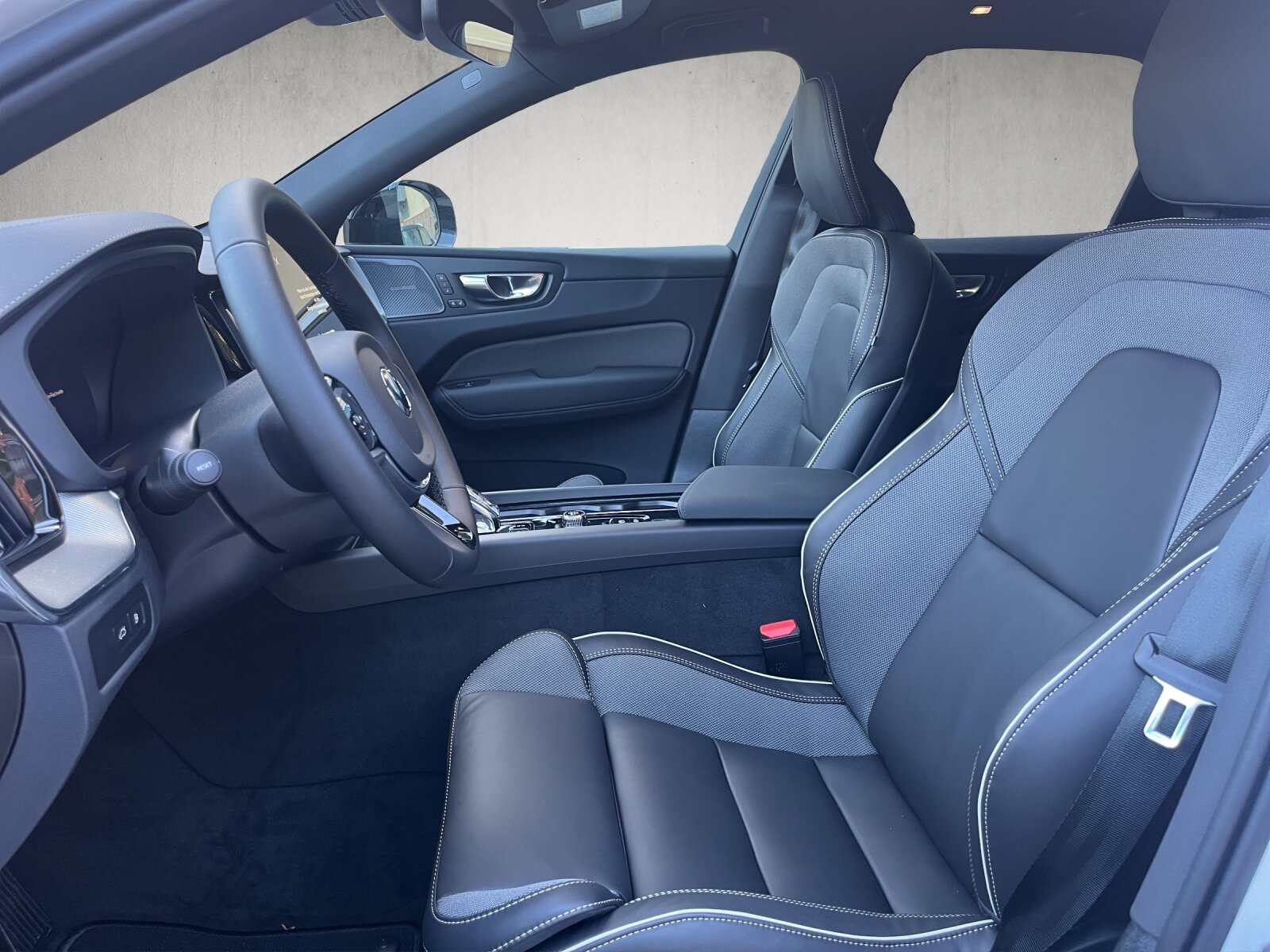 VOLVO XC60 T8 eAWD PluginHybrid Black Edition Geartronic, Hybride Rechargeable Essence/Électricité, Voiture nouvelle, Automatique - 7