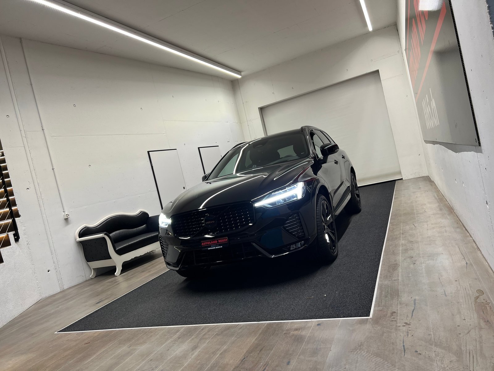 VOLVO XC60 B5 Benzin Mild Hybrid AWD Black Edition Geartronic, Benzin, Occasion / Gebraucht, Automatik - 2