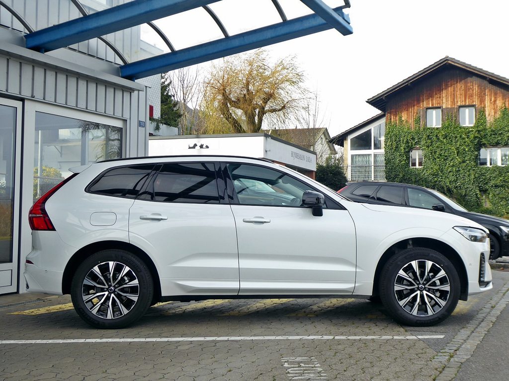 VOLVO XC60 B5 B AWD Plus Dark, Mild-Hybrid Petrol/Electric, Second hand / Used, Automatic - 3