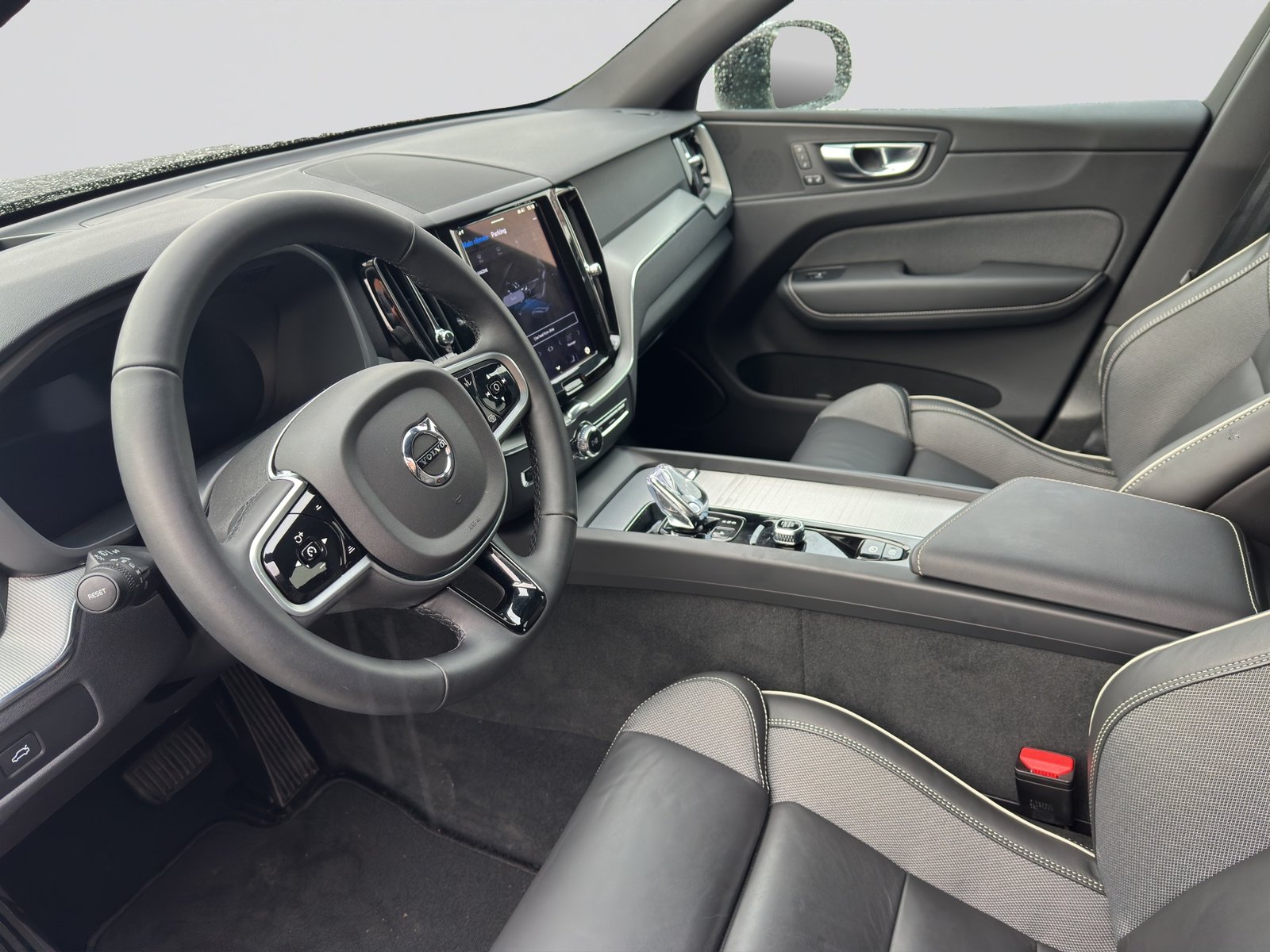 VOLVO XC60 B5 Benzin Mild Hybrid AWD Black Edition Geartroni, Benzin, Occasion / Gebraucht, Automatik - 7