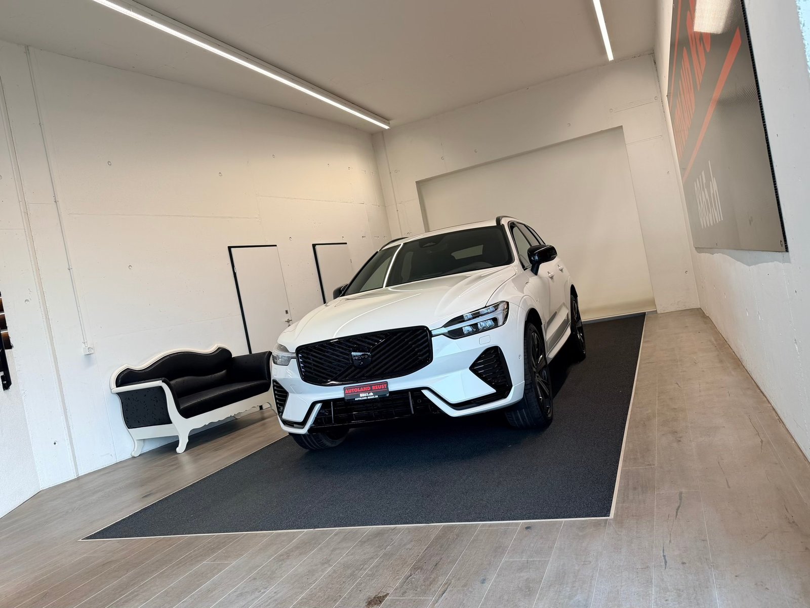 VOLVO XC60 T8 eAWD PluginHybrid Black Ed Ultra Geartronic, Plug-in-Hybrid Petrol/Electric, Ex-demonstrator, Automatic - 3