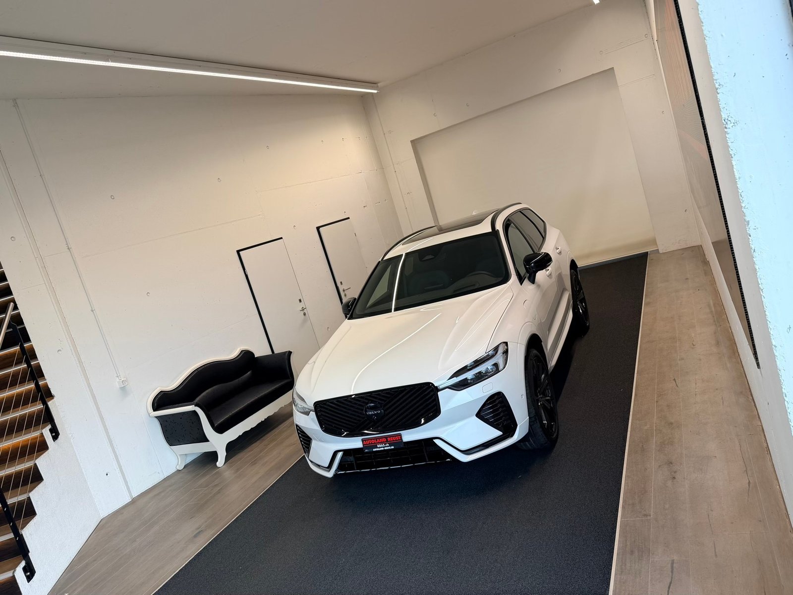 VOLVO XC60 T8 eAWD PluginHybrid Black Ed Ultra Geartronic, Plug-in-Hybrid Petrol/Electric, Ex-demonstrator, Automatic - 4