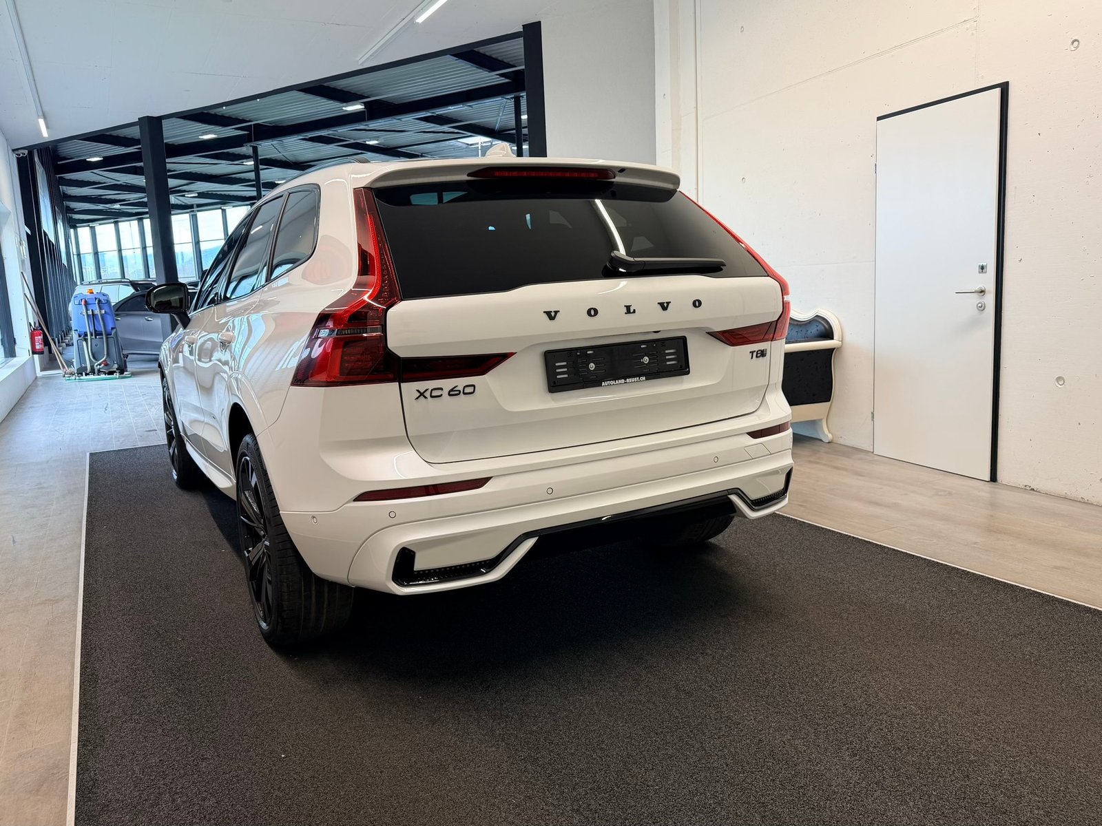 VOLVO XC60 T8 eAWD PluginHybrid Black Ed Ultra Geartronic, Plug-in-Hybrid Petrol/Electric, Ex-demonstrator, Automatic - 7