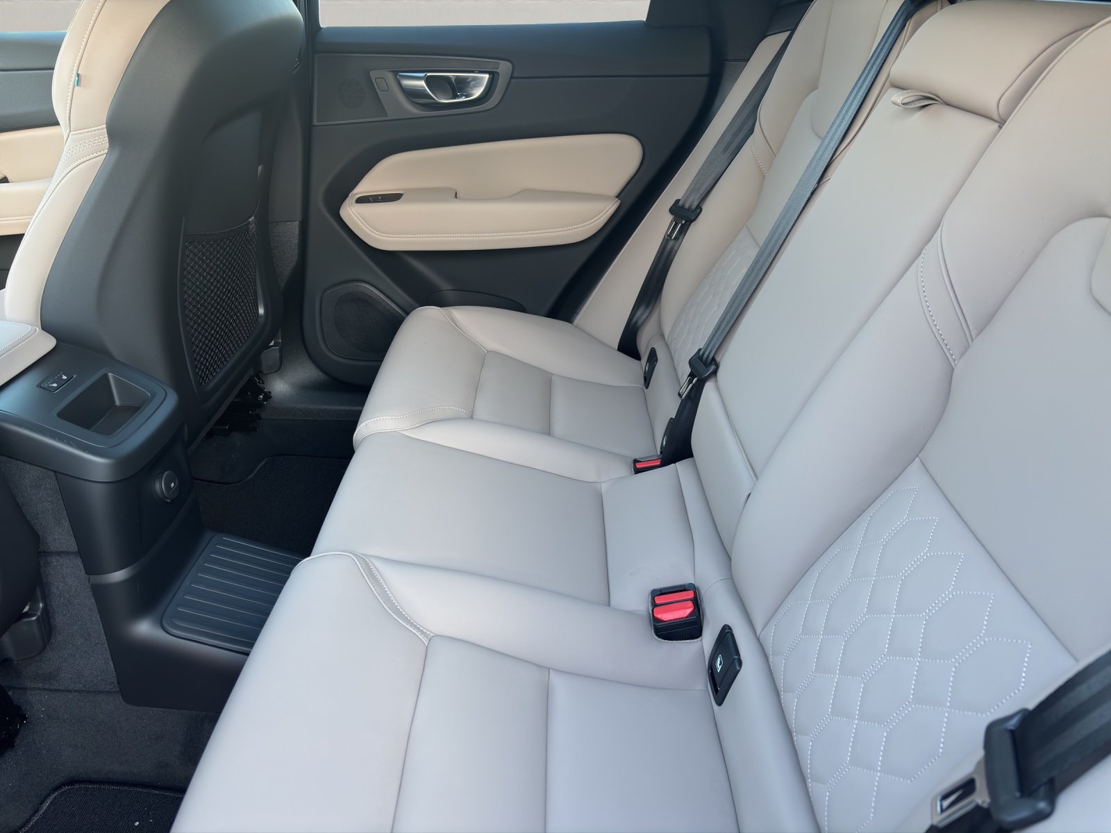 VOLVO XC60 2.0 T6 TE Ultra Dark eAWD, Hybride Rechargeable Essence/Électricité, Voiture nouvelle, Automatique - 5