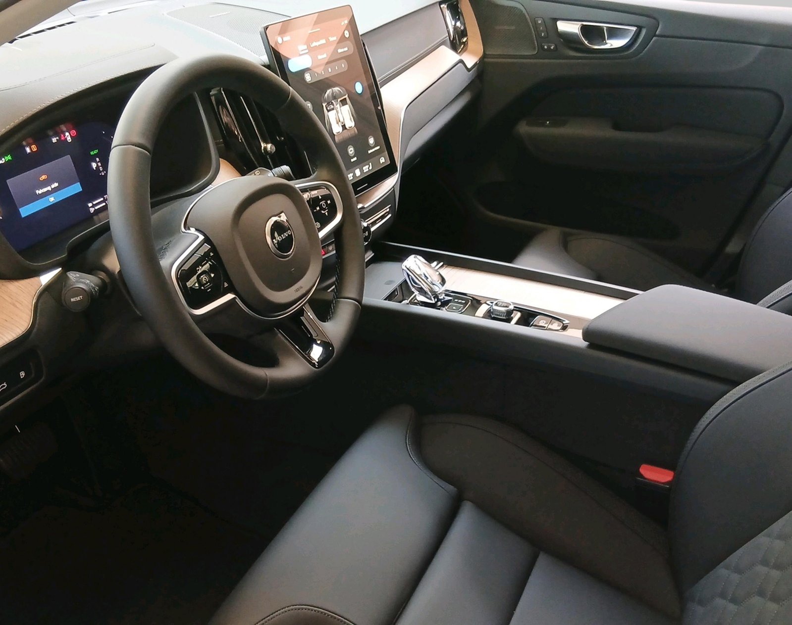 VOLVO XC60 2.0 T6 TE Ultra Dark eAWD, Full-Hybrid Petrol/Electric, New car, Automatic - 3