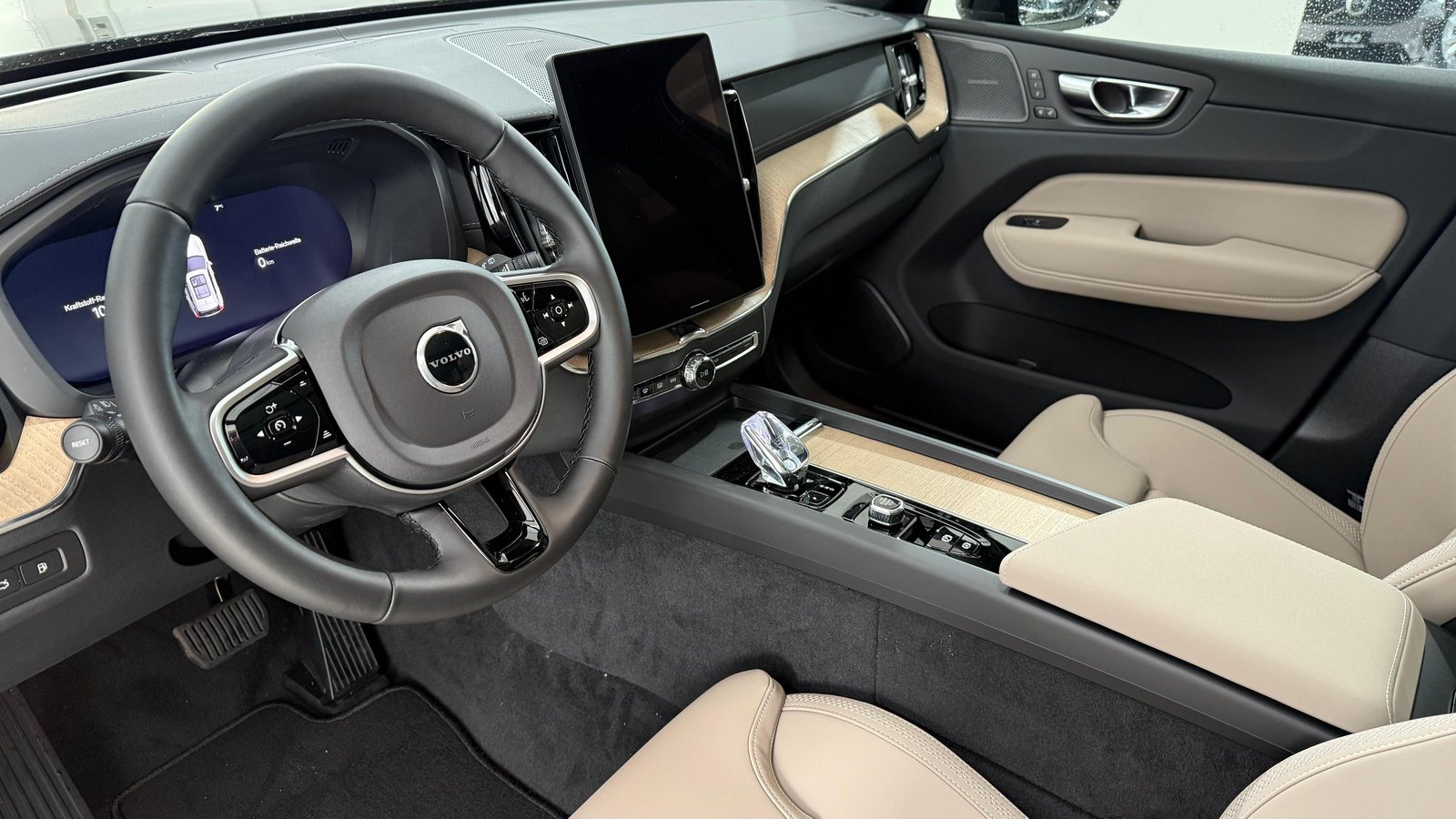 VOLVO XC60 2.0 T6 TE Ultra Dark eAWD, Voll-Hybrid Benzin/Elektro, Neuwagen, Automatik - 4