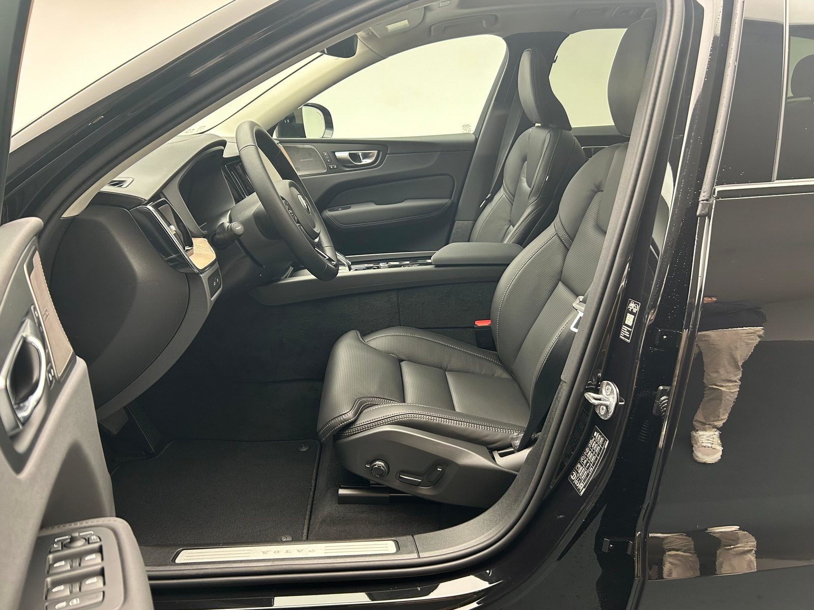 VOLVO XC60 2.0 T6 TE Ultra Dark eAWD, Hybride Rechargeable Essence/Électricité, Voiture nouvelle, Automatique - 4