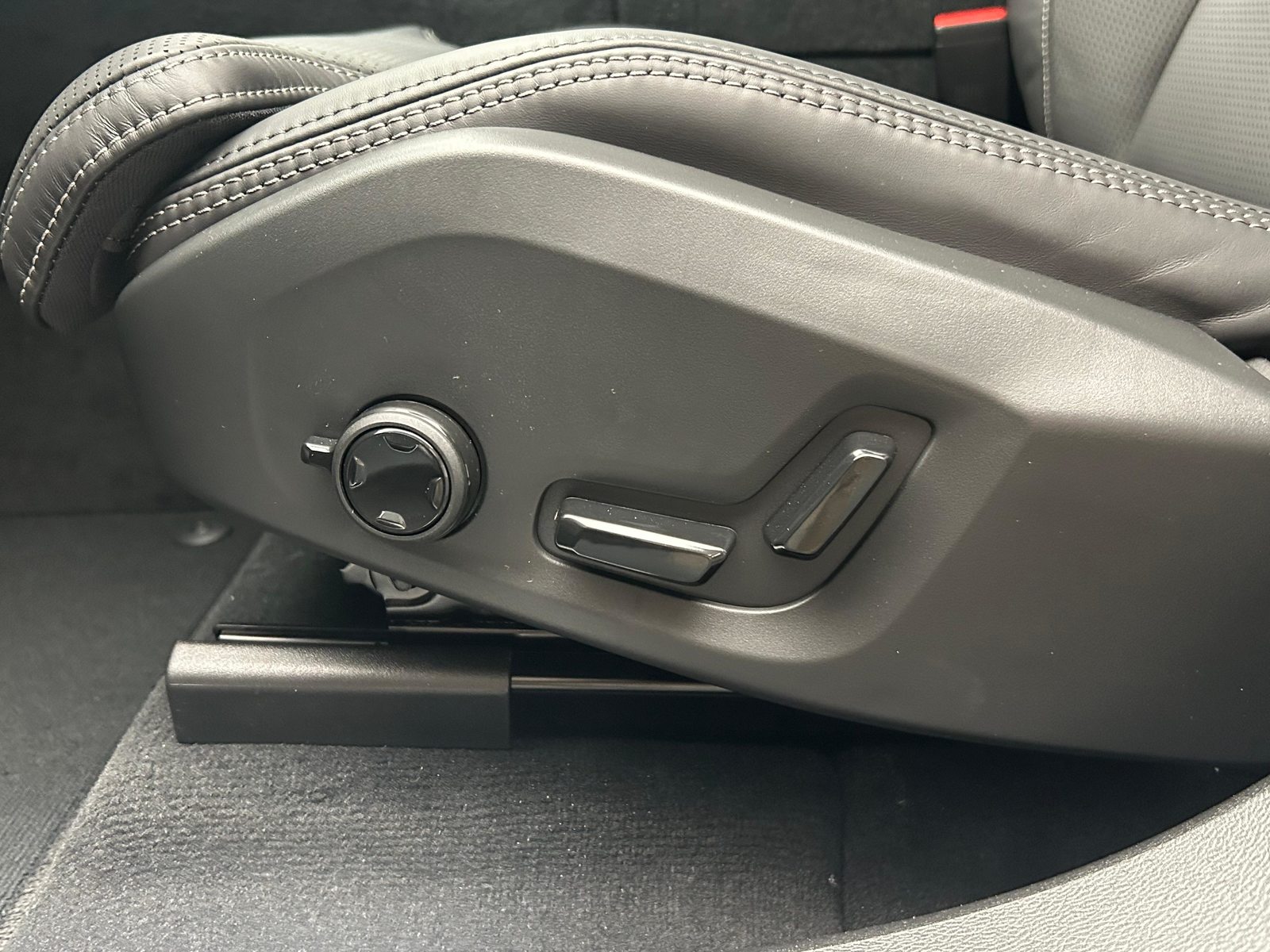 VOLVO XC60 2.0 T6 TE Ultra Dark eAWD, Hybride Rechargeable Essence/Électricité, Voiture nouvelle, Automatique - 5