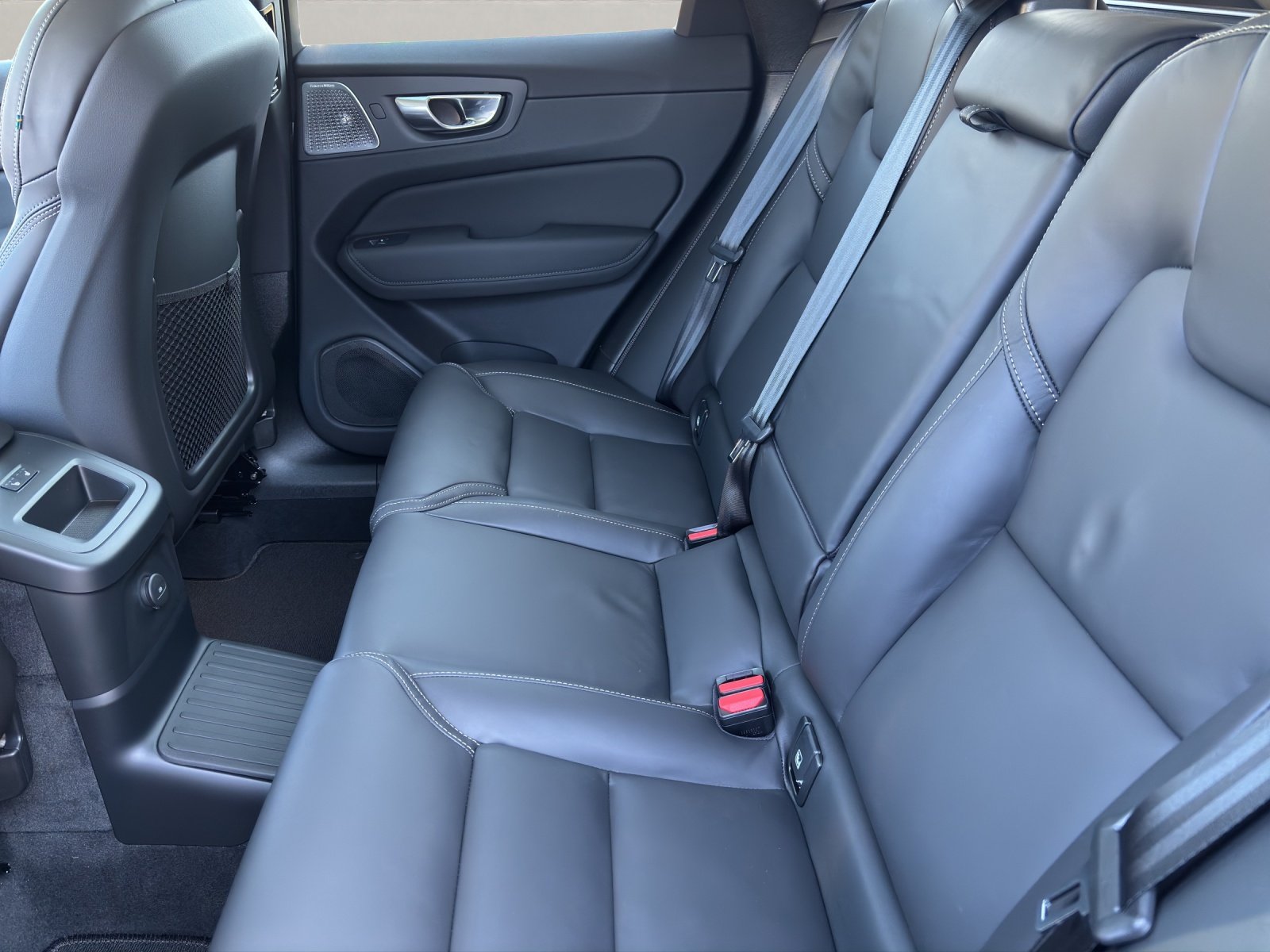 VOLVO XC60 2.0 T6 TE Ultra Dark eAWD, Hybride Rechargeable Essence/Électricité, Voiture nouvelle, Automatique - 5
