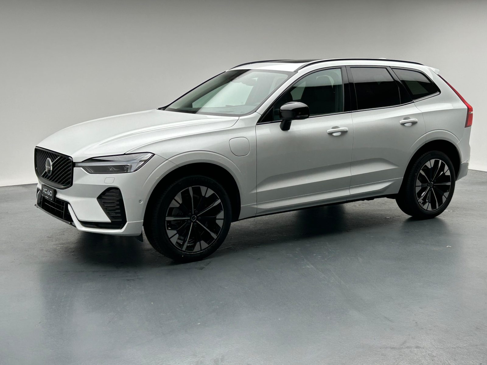 VOLVO XC60 2.0 T6 TE Ultra Dark eAWD, Hybride Rechargeable Essence/Électricité, Voiture nouvelle, Automatique - 2