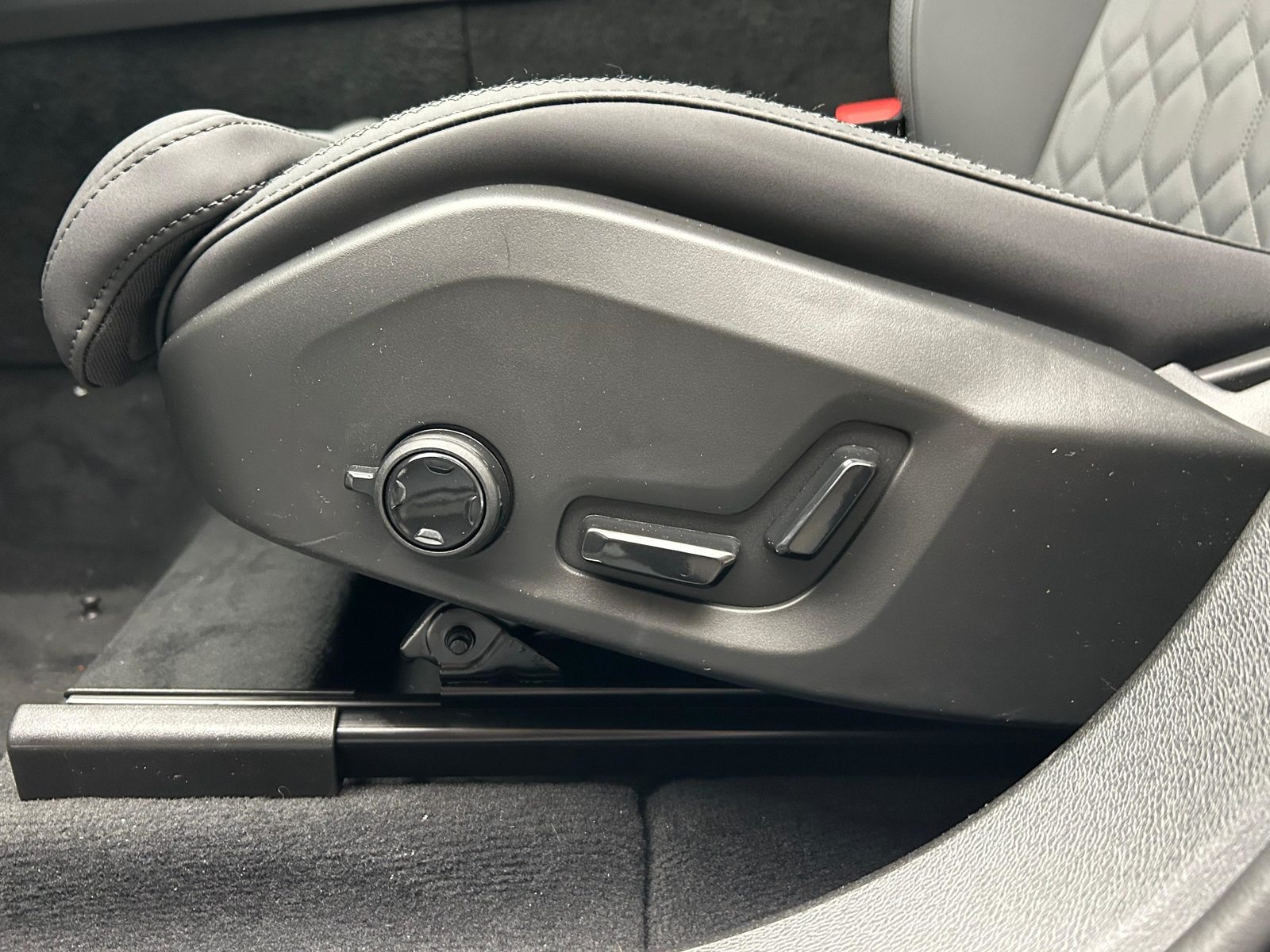 VOLVO XC60 2.0 T6 TE Ultra Dark eAWD, Hybride Rechargeable Essence/Électricité, Voiture nouvelle, Automatique - 7