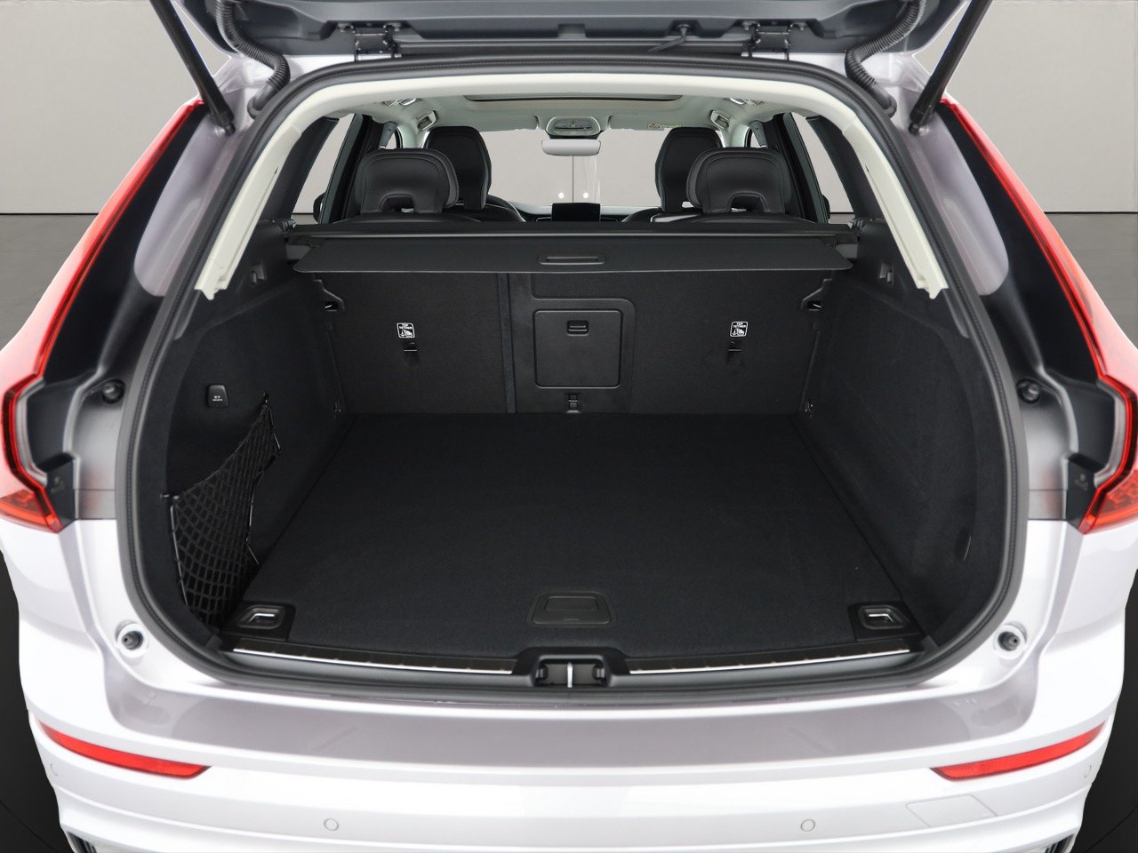 VOLVO XC60 2.0 B5 MH Ultra Dark AWD, Mild-Hybrid Petrol/Electric, New car, Automatic - 4