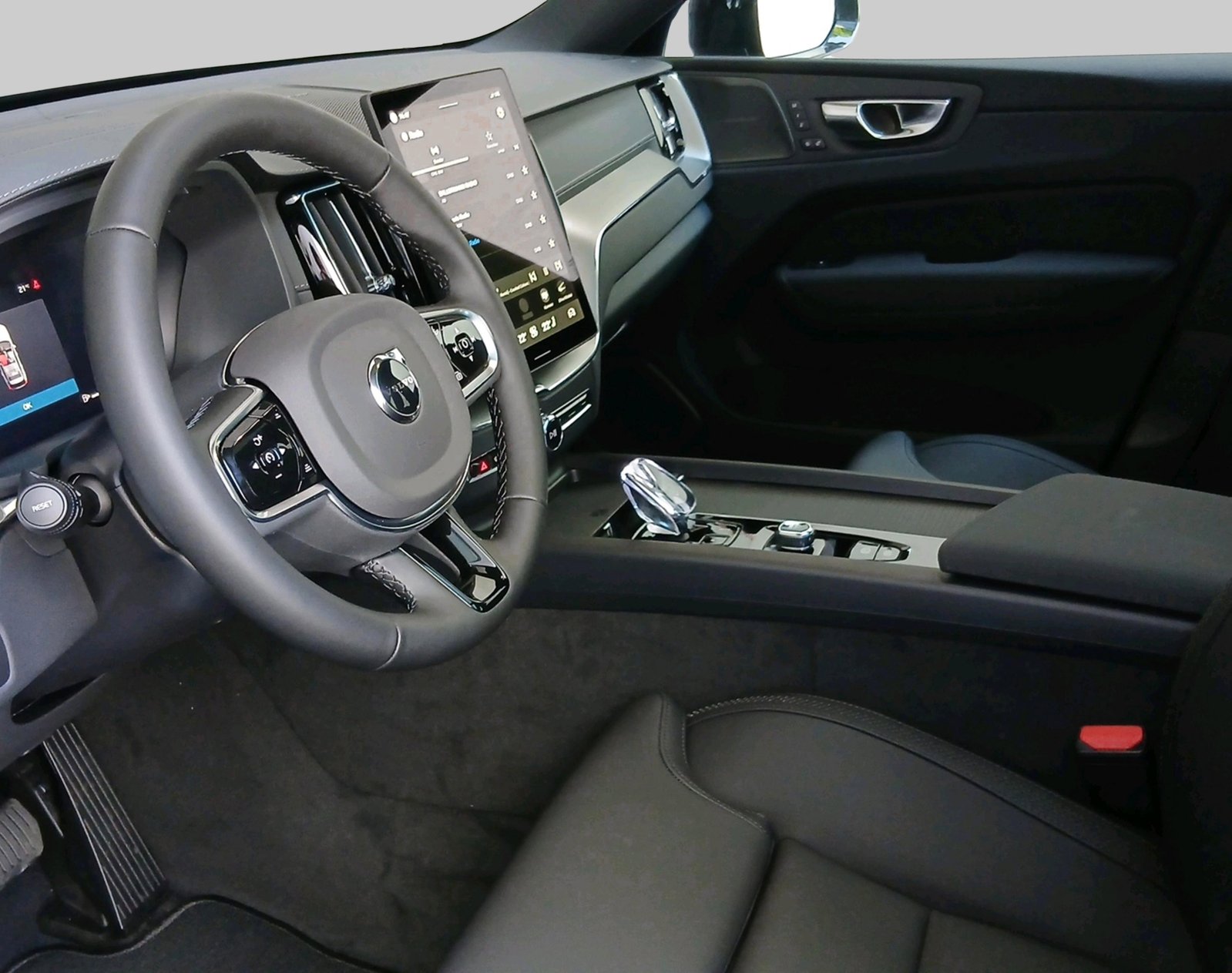 VOLVO XC60 2.0 B5 MH Ultra Dark AWD, Full-Hybrid Petrol/Electric, New car, Automatic - 3