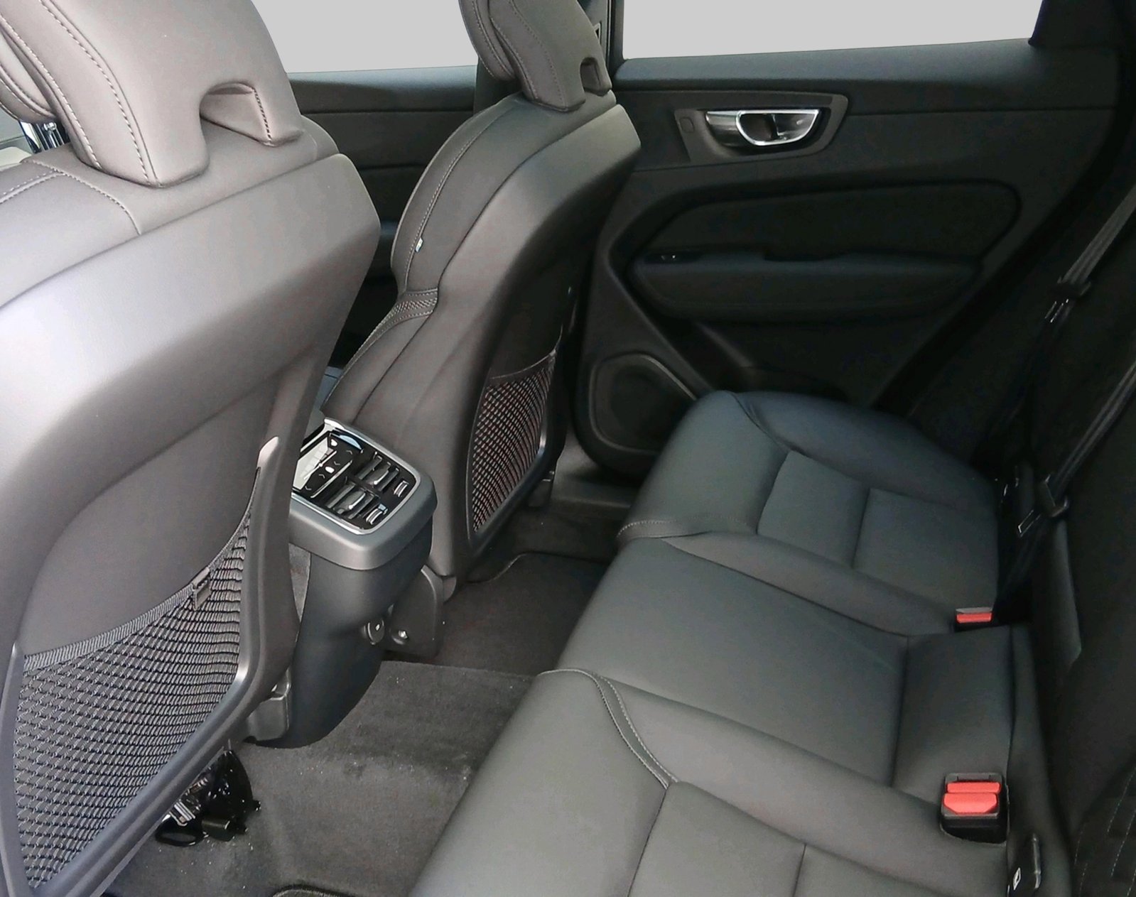 VOLVO XC60 2.0 B5 MH Ultra Dark AWD, Full-Hybrid Petrol/Electric, New car, Automatic - 4