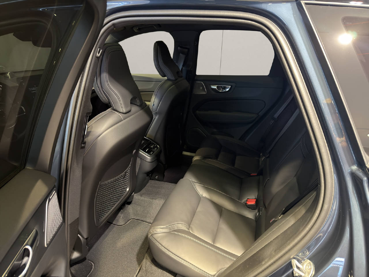 VOLVO XC60 2.0 B5 MH Ultra Dark AWD, Mild-Hybrid Benzin/Elektro, Neuwagen, Automatik - 6