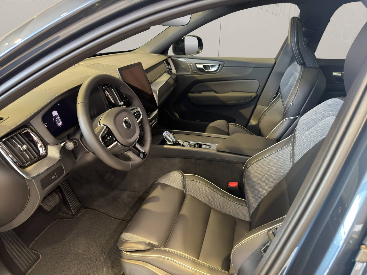 VOLVO XC60 2.0 B5 MH Black Edition AWD, Hybride Léger Essence/Électricité, Voiture nouvelle, Automatique - 5