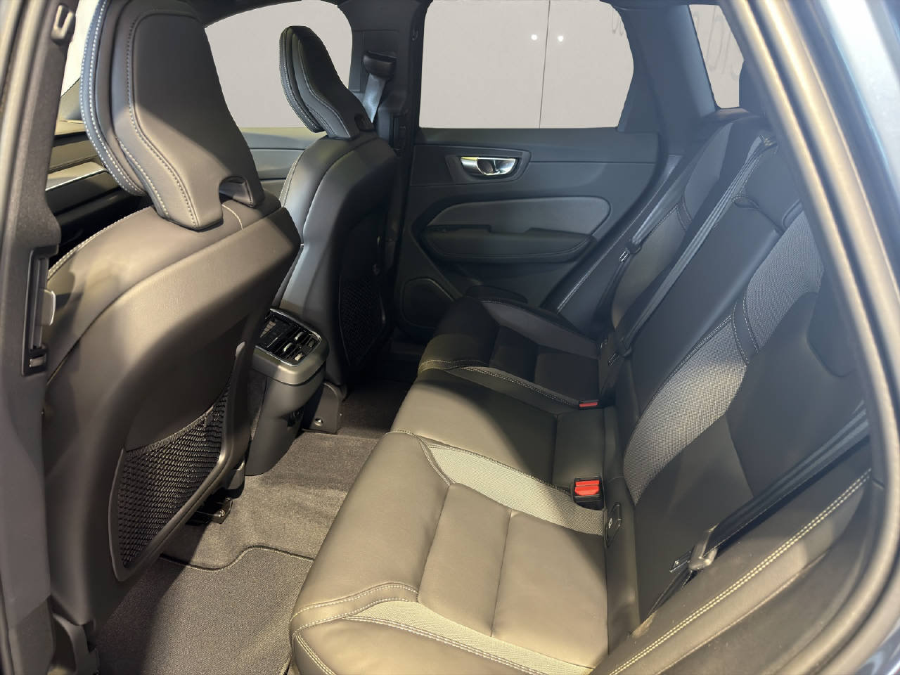 VOLVO XC60 2.0 B5 MH Black Edition AWD, Hybride Léger Essence/Électricité, Voiture nouvelle, Automatique - 6